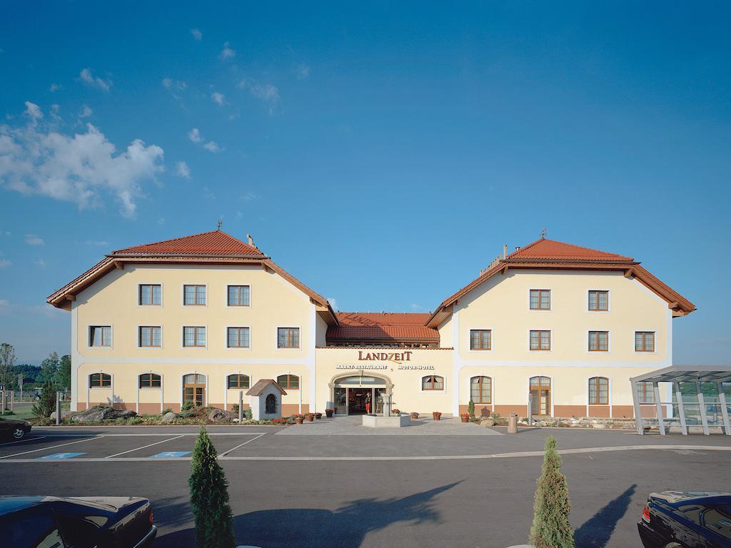 Landzeit Restaurant Voralpenkreuz Hotel Sattledt Ngoại thất bức ảnh
